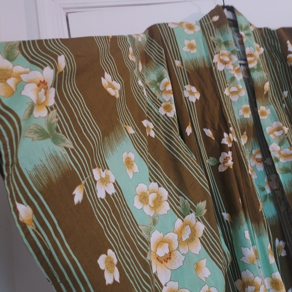 Vintage Japanese Kimono w/ retro flowers & stripes - Picture 8 of 11